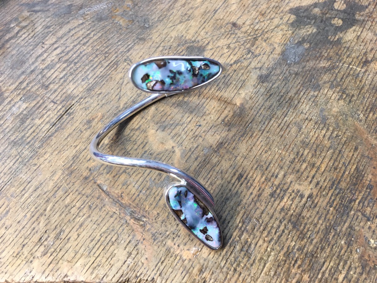 Armreifen in Silber mit Boulder- Opal